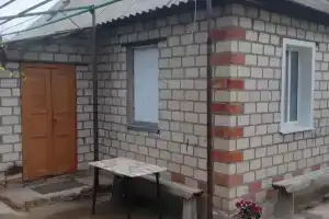 Маленький дом, простенький ремонт, не далеко он озер в Оренбургской области