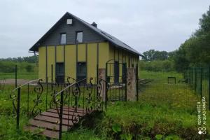 Дом в яблоневом саду у озера