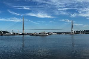 Шикарная Евротрешка с видом на море и мост в бухте Улисс
