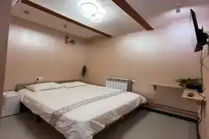 Номер без окна в мини отеле в центре города в 3 минутах от моря