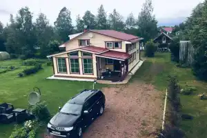 Уютный дом на берегу реки