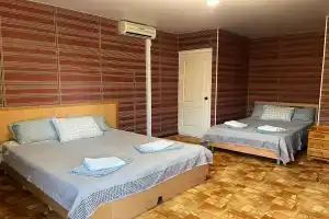 Пятиместный номер. Территория с бассейном и пиццерией., Песчаный