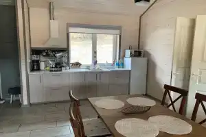 Домик на берегу озера