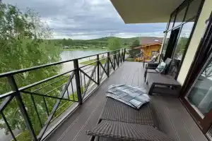 Лучший вид на пруд и горы, Сыростан