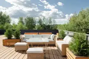 Коттедж с панорамными окнами и террасой на крыше