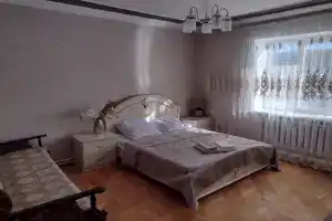 Уютный дoм, в живoписном райнe Беpмамыт у парка
