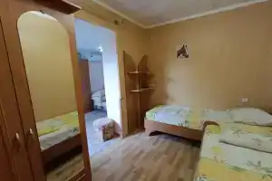Четырёхместный номер с видом на сад, Судак