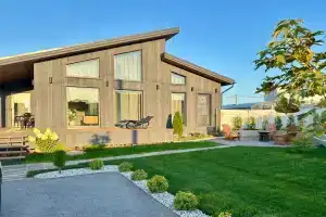 Частный дом у озера