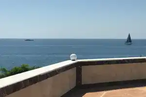 Трёхместный номер 2-х комнатный полулюкс 27 с видом на море первая линия, Севастополь