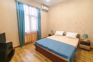 Комфортный номер для двоих в центре с выходом в сад