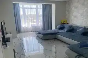 На берегу с видом на море, Таганрог