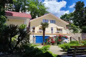 Комната у Воронцовского парка с видом на море, Алупка