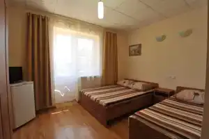 Трёхместный номер на первом этаже (окна во двор), Кучугуры