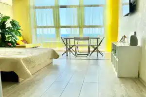 Солнечная студия с видом на море