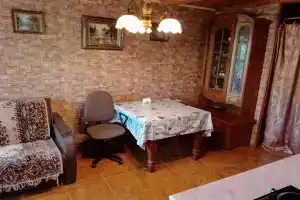 Часть дома рядом с рекой Волга и парком, Калязин
