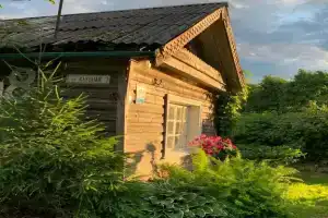 Дом в городе петрозаводске с красивым уединённым участком и баней