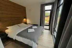 Дом с 2 спальнями, купелью и баней (растопка не включена)