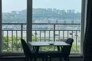 Солнечная студия в центре с видом на море