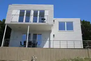 Коттедж для семьи с видом на море и собственным бассейном, Кабардинка