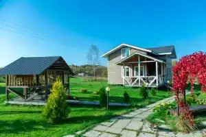 Дом у пруда