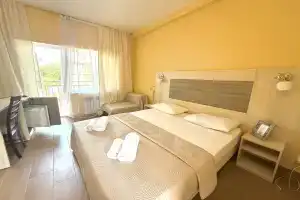 Трёхместный номер Трёхместный комфорт с балконом, Нижняя Хобза