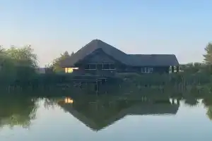 Деревянный дом с соломенной крышей и высокими потолками, Рамешки
