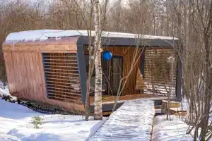 Домик в лесу у реки с панорамным остеклением