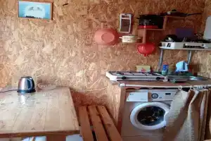 Гостевой домик вдали от берега и шума с кухней, туалетом, душем в домике