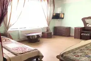 Трёхместный номер стандарт, Саки