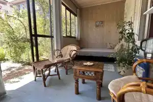 Дом с уютной верандой, выходящей в сад