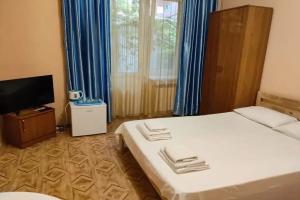 Трёхместный номер с отдельным входом на 1 этаже + свой санузел, Кудепста