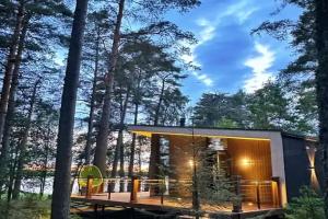 Загородный парк ШишкинЪ. Панорамный коттедж с видом на озеро