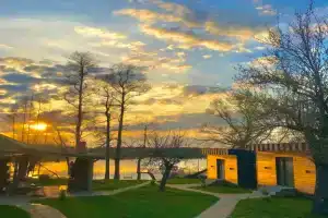 Деревенский отдых на берегу озера с городским комфортом