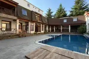 Чаcтный дом с баccейном и русскoй банeй из пяти комнaт, Ливадия