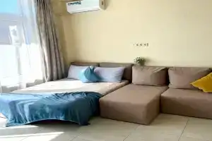 Уютная студия с красивым видом из окна, Весёлое