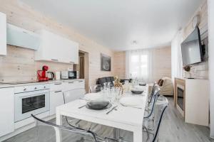 Уютный просторный дом у лесного озера