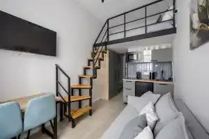 С дизайнерским ремонтом, Москва