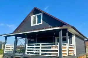 Уютный деревянный домик у моря