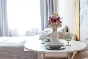 Студия, Хоста