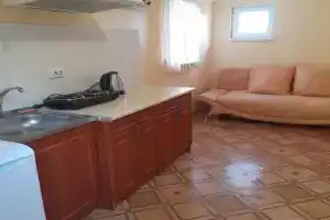Уютная комната со стоянкой для автомобиля, Симеиз