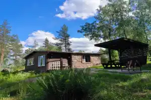 Дом на скале с видом на озеро