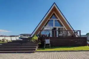 Уютный дом у озера с банькой