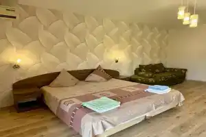 Трёхместный номер улучшенный с видом на горы, Кабардинка