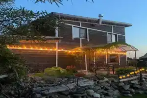 Дом с баней на берегу озера, в черте города