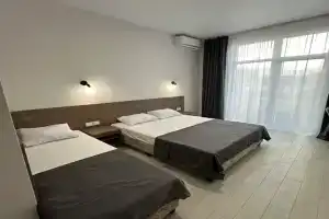 Трехместный номер с видом на море, Береговое