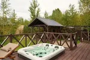 Коттедж с террасой и уличным джакузи