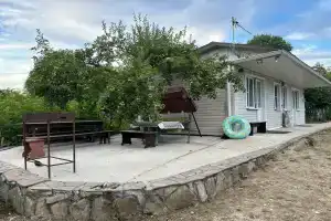 Половина дома недалеко от моря, Береговое