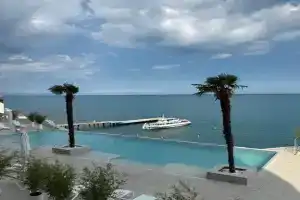Апартамент с видом на море и подогреваемым бассейном, Алушта