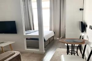 Студия с балконом в центре Баку