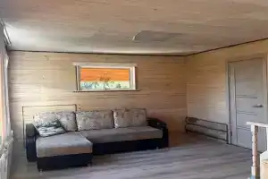 Уютный бревенчатый двухэтажный дом